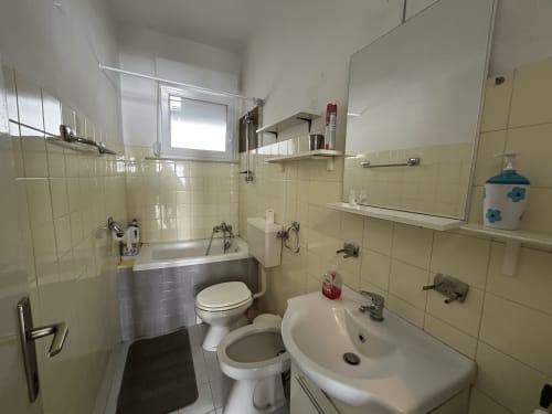 Bagno con lavandino, wc e doccia nell'appartamento hotel Anthea a Lignano Sabbiadoro