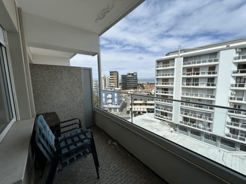 Balcone con vista mare dell'Anthea Hotel a Lignano Sabbiadoro, mostra appartamento costiero con moderni edifici affacciati sul mare