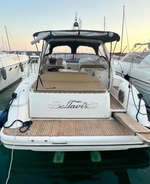 Barca Bellavista Experience ormeggiata alla marina di Cefalù con cabina aperta e ponte in legno, Sicilia