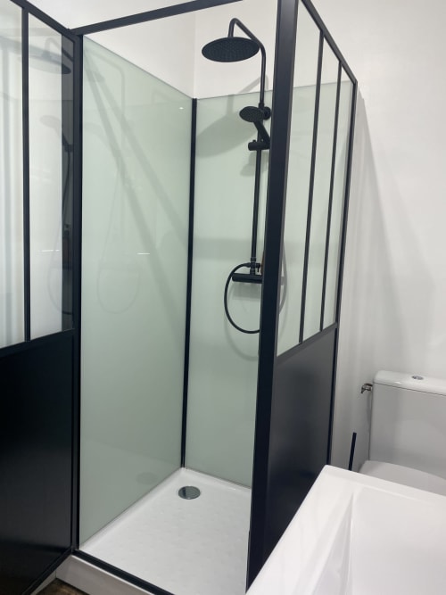 Modern shower enclosure with black frame and rainfall showerhead in Chambre du Belvédère at Clos Ceres B&B, Viré Bourgogne