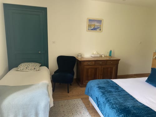 Chambre Chapotin avec lits jumeaux au Clos Cerès B&B à Viré Bourgogne, porte verte et commode en bois
