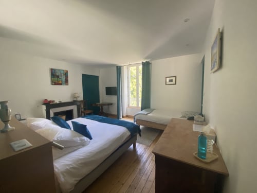 Chambre spacieuse du Clos Ceres B&B à Viré avec vue sur le jardin, lit double et coin détente
