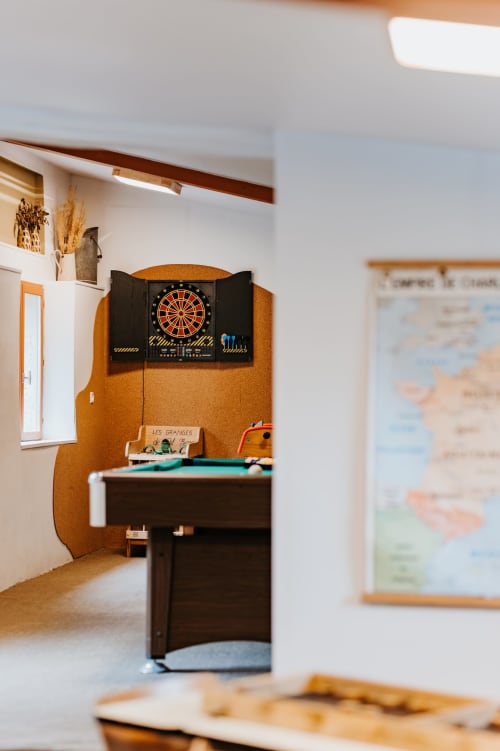 Salle de jeux avec billard et fléchettes aux Granges De Pil Bara, gîte à Langoat, France