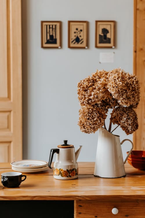 Table rustique en bois avec fleurs séchées, théière vintage et grès aux Granges De Pil Bara à Langoat