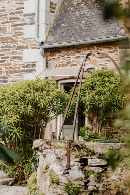 Entrée de cottage en pierre avec plantes luxuriantes aux Granges De Pil Bara, Langoat France