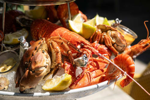Plateau de fruits de mer frais avec homard, crabe et quartiers de citron à l'Hôtel Beau Rivage, Côte d'Azur