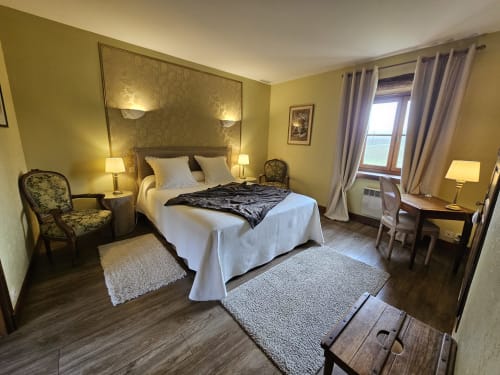Chambre Château de Grey au Château de Ribourdin B&B à Chevannes avec lit queen-size, murs jaunes et vue sur le jardin.