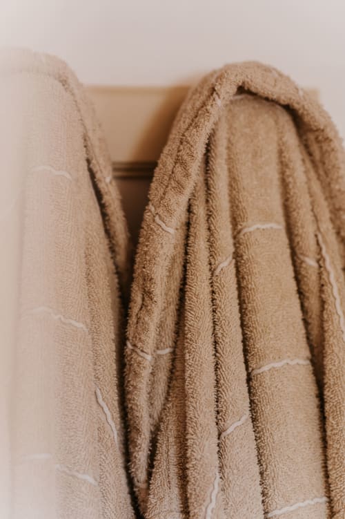 Serviettes beige pliées au gîte Les Granges De Pil Bara à Langoat, France
