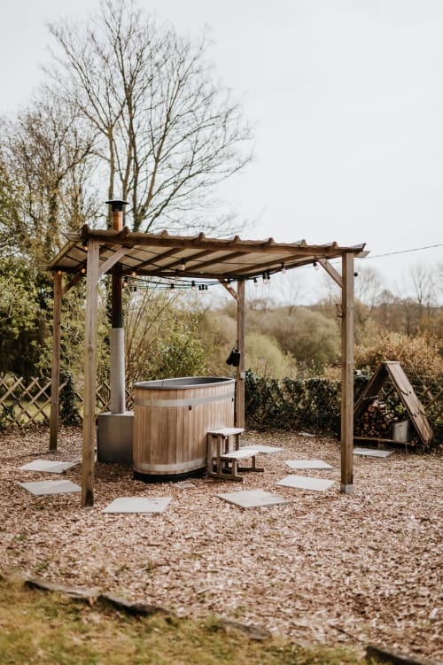 Pergola en bois avec bain nordique aux Granges De Pil Bara à Langoat, France