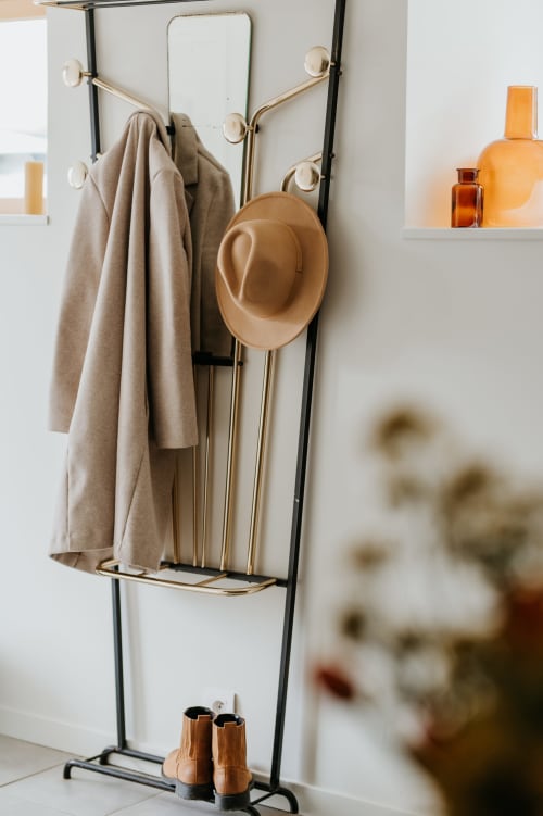 Porte-manteau moderne avec tissus beige et chapeau camel aux Granges De Pil Bara à Langoat, France