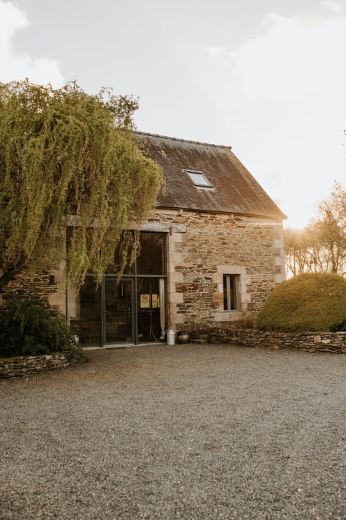 Gîte La Grange Sarrasin aux Granges De Pil Bara à Langoat, France avec entrée vitrée moderne et saule pleureur
