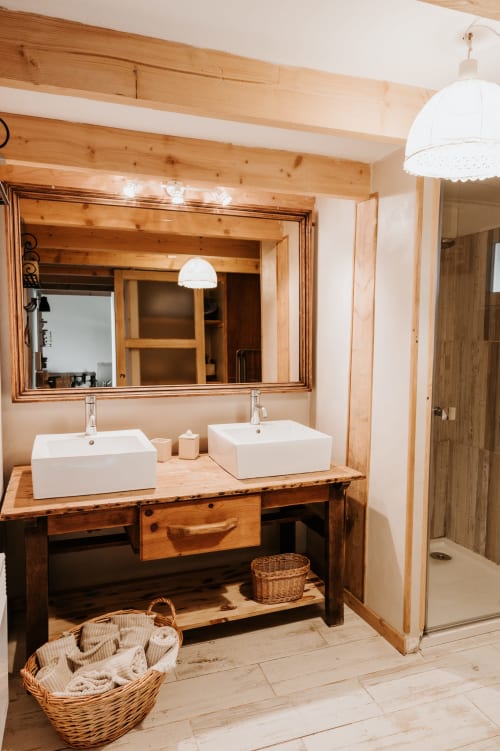 Salle de bains moderne rustique au gîte La Grange Sarrasin aux Granges De Pil Bara, Langoat, avec deux vasques et boiseries