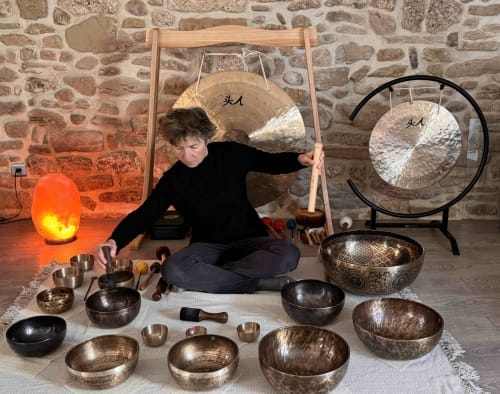 Séance de méditation sonore aux Granges Du Fournel B&B à Saint-Lattier avec bols chantants et gongs