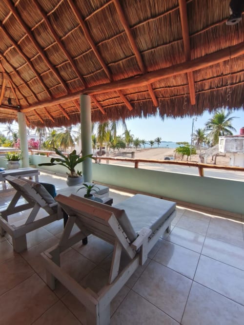 Terraza frente al mar con palapa techada, tumbonas y vista al océano en Casa Punta Perula, Jalisco, México