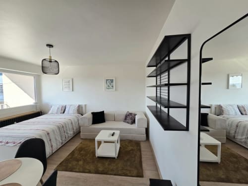 Studio moderne NN Patrimoine à Douvaine avec lits jumeaux, étagères, canapé-lit et balcon avec vue sur la ville