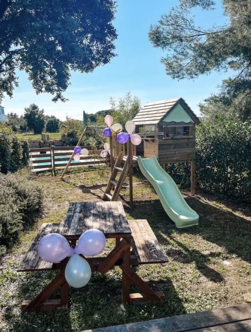Dekorierter Außenspielplatz mit Rutsche und Picknicktischen in der Villa La Conciergerie De Franck in Boissieres