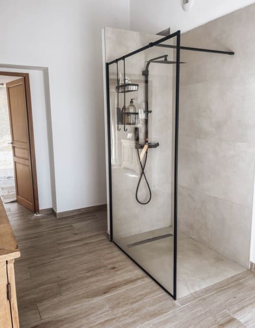 Modernes Badezimmer mit schwarzem Duschrahmen und Glaspaneelen in der Villa La Conciergerie De Franck in Boissieres