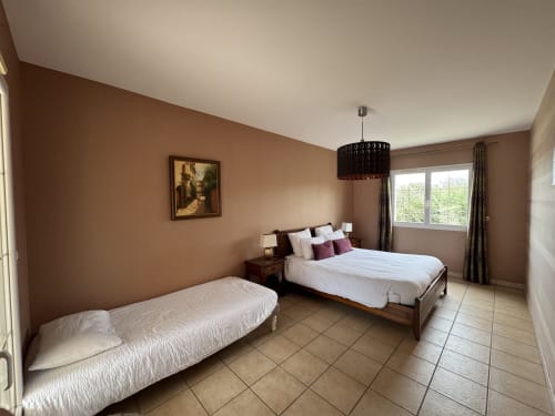 Chambre twin du Gîte du Mercadal en Ariège avec vue sur les montagnes, TV et Wi-Fi