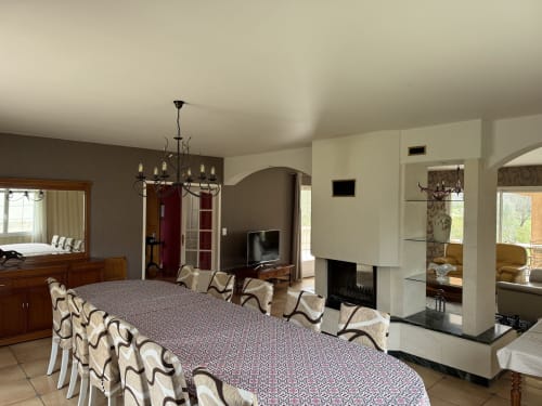 Spacieuse salle à manger avec cheminée au Gîte du Mercadal aux Pujols, Ariège, France