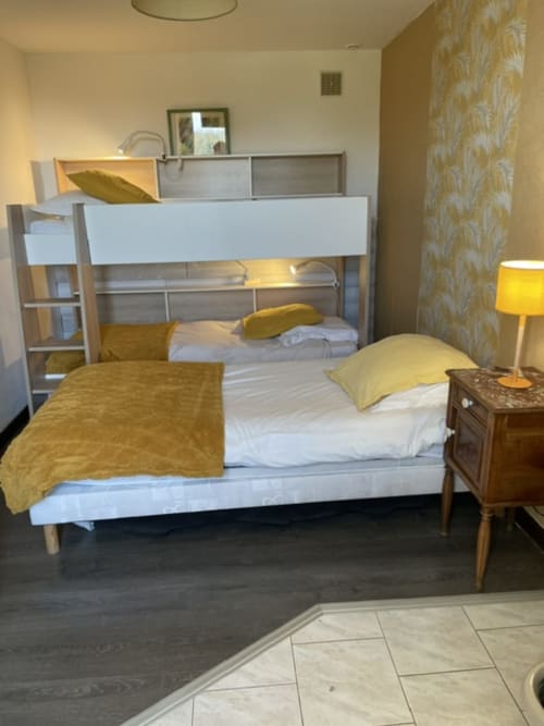 Chambre lumineuse avec lit superposé et lit simple, touches ocre au Petit Moulin, Pouzauges