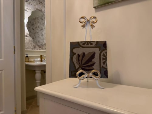 Elegante mobile bagno di Residenza Seconnino Napoli con decorazioni artistiche e dettagli in fiocchi dorati