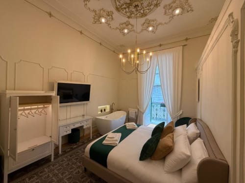 Elegante suite presso la Residenza Seconnino di Napoli con letto king, vasca idromassaggio, TV a schermo piatto e balcone con vista sulla città