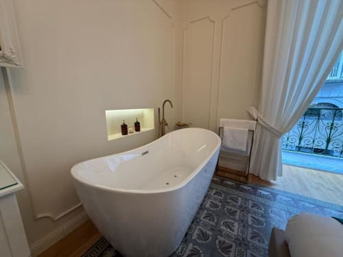 Vasca da bagno freestanding lussuosa nel moderno bagno di Residenza Seconnino a Napoli con vista sulla città