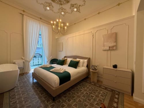 Elegante suite della Residenza Seconnino a Napoli con letto king, vista sulla città e vasca idromassaggio di lusso