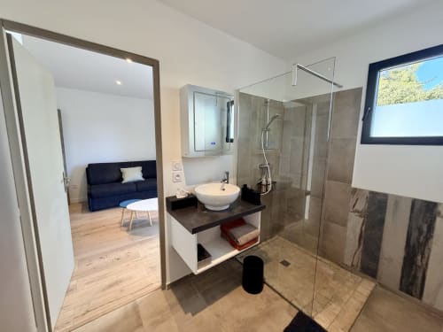 Salle de bain moderne avec douche pluie et vasque dans la Suite CARPE DIEM, Lorgues, vue sur le séjour