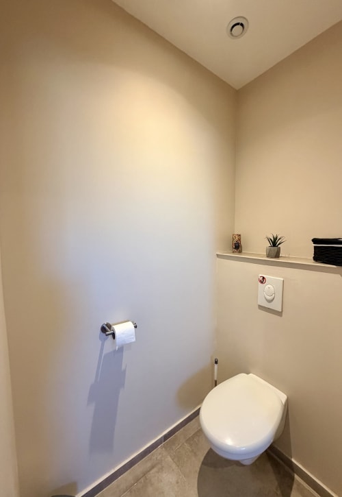 Salle de bain moderne à la Résidence Hôtelière CARPE DIEM, Lorgues, avec toilettes murales, porte-serviettes et décoration épurée