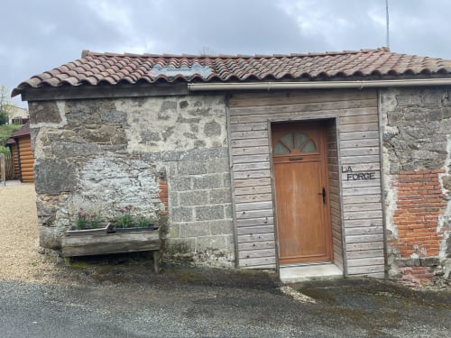 Gîte en pierre rustique avec toit en terre cuite à Le Petit Moulin, Pouzauges, France