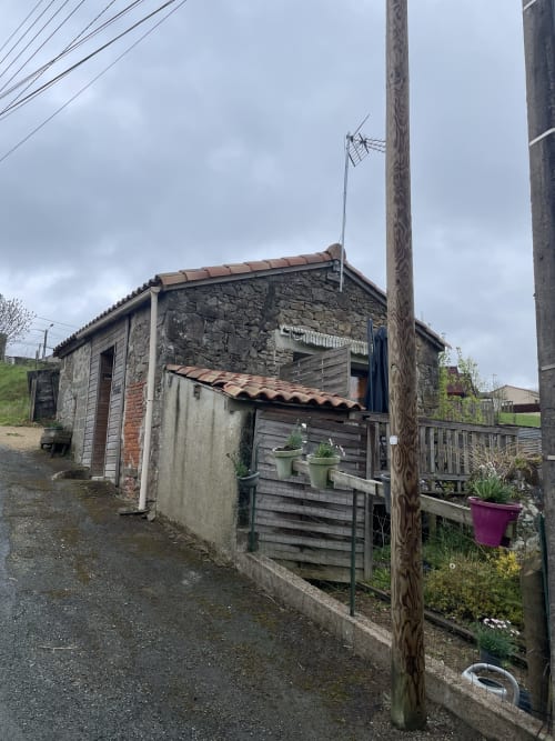 Chaumière en pierre rustique avec toiture en terre cuite au Petit Moulin B&B à Pouzauges, France