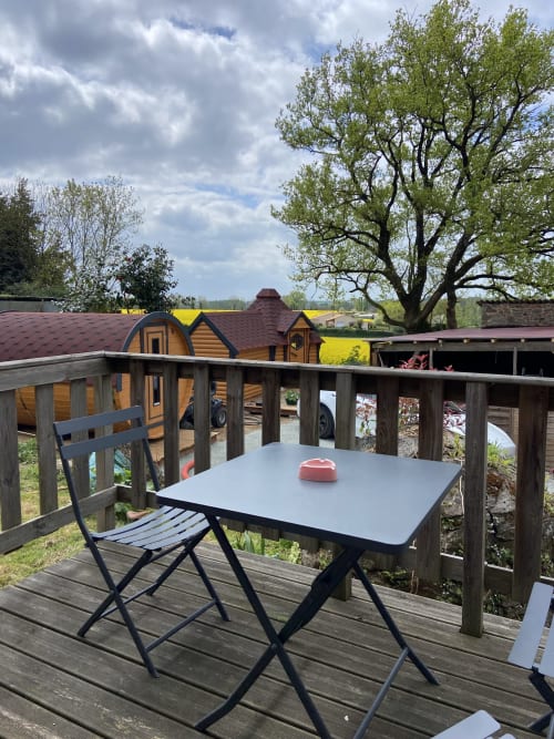 Terrasse avec salle à manger au Petit Moulin, guesthouse à Pouzauges, avec vue sur la campagne