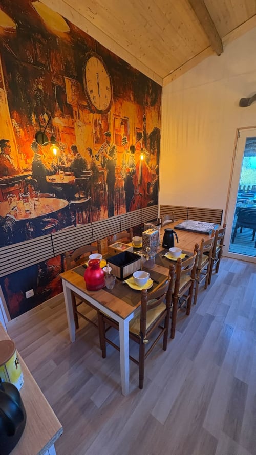 Salle à manger de la maison d'hôtes Le Petit Moulin à Pouzauges avec décoration chaleureuse, tables en bois et chaises rustiques