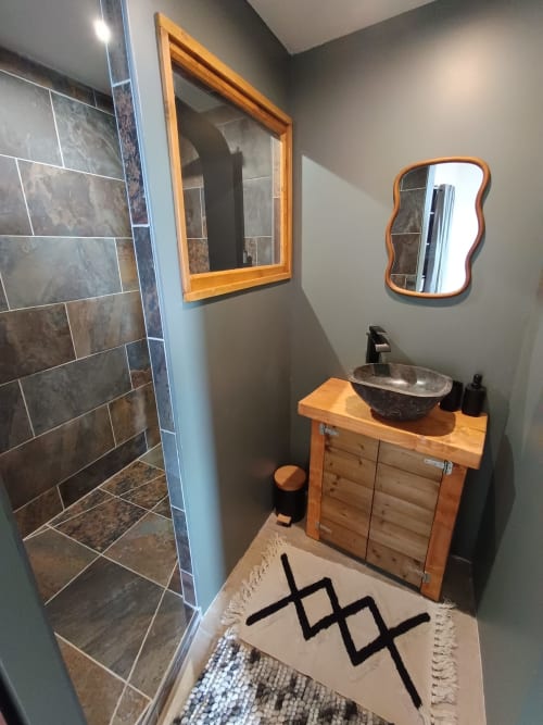 Salle de bain moderne de la Chambre Castellas à La Vigneronne Des Costières, Vauvert avec meuble-lavabo en bois, douche aux carreaux sombres et