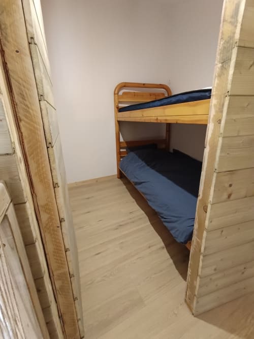 Lit superposé avec literie bleue dans une chambre compacte à La Vigneronne Des Costières, Vauvert