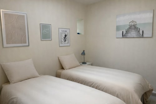 Chambre twin au Jardin d'Elusa B&B à Eauze, France avec deux lits et décoration murale côtière
