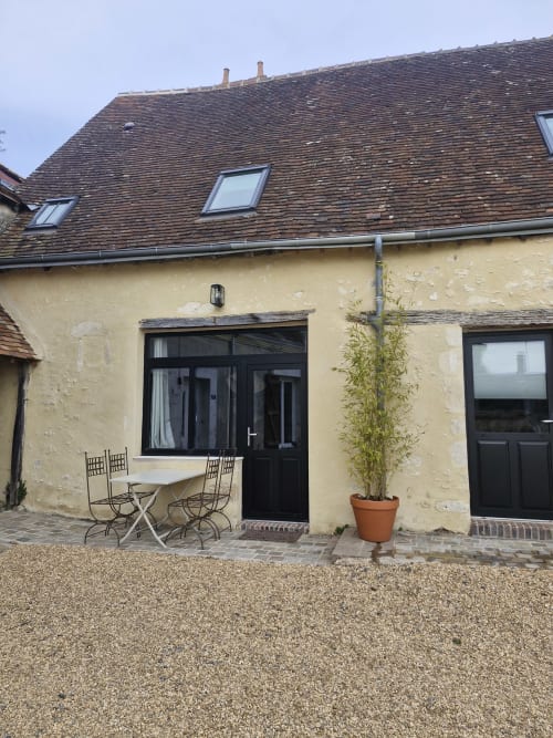 Gîte Casa Pertica à Ceton avec façade en pierre couleur crème, fenêtres sombres et toit en ardoise