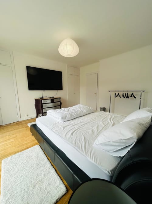 Chambre lumineuse dans un appartement à Gérardmer avec lit confortable, TV écran plat, parquet et équipements modernes