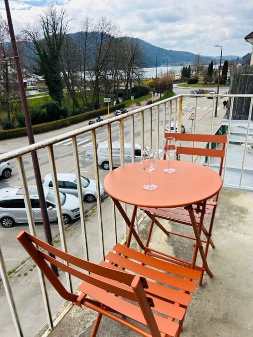 Terrasse avec sièges à La Conciergerie des Lacs Gérardmer offrant une vue sur le lac et les montagnes
