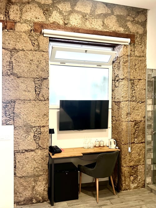 Escritorio de trabajo con televisor de pantalla plana en habitación Deluxe del Hotel The Cathedral Vegueta, Las Palmas