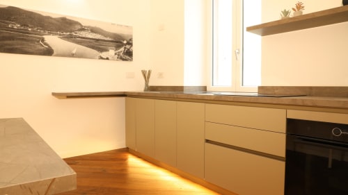 Nowoczesna kuchnia z drewnianymi szafkami i wysepką w Sardegna Explora House, pokój S'Incantu w Magomadas