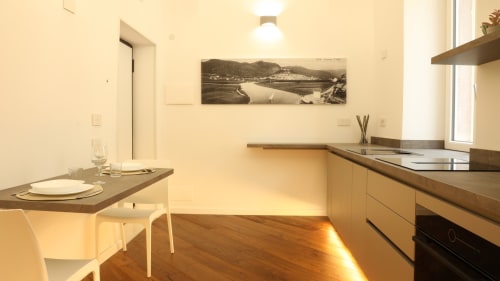 Nowoczesna kuchnia i jadalnia w apartamencie S'Incantu w Sardegna Explora House, Magomadas z drewnianymi podłogami i widokiem na miasto