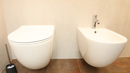 Nowoczesna biała toaleta i bidet w łazience apartamentu Sardegna Explora House, pokój S'Incantu, Magomadas