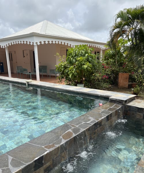 La piscine Villa Adèle avec jardins tropicaux et terrasse couverte à La Conciergerie Martinique, Les Trois-Îlets