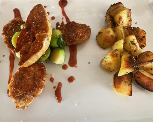 Plato gourmet en Baccara Lodge: foie gras salteado, papas asadas y reducción de salsa roja en Arengosse.