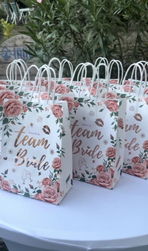 Sachets cadeaux Team Bride avec roses roses présentés lors de l'événement enterrement de vie de jeune fille à La Villa Tosca, Callas, France