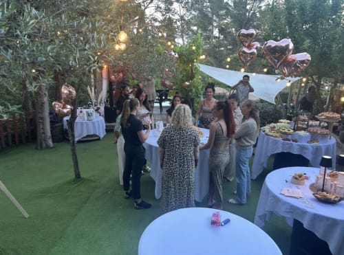Soirée jardins à La Villa Tosca à Callas, France avec convives se côtoyant près de tables drapées de blanc et