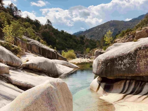 Des rochers de granit encadrent une piscine naturelle turquoise dans la vallée montagnarde de Porto-Vecchio, Corse