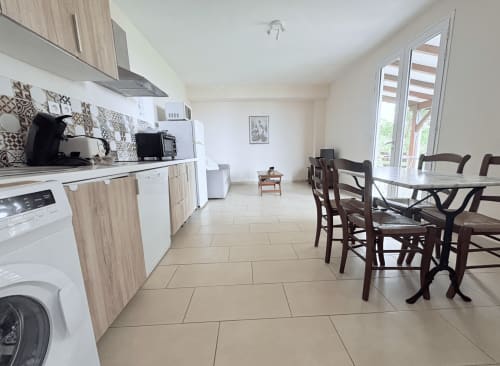 Cuisine et salle à manger modernes de l'appartement Mango Trees à La Conciergerie Martinique, Les Trois-Îlets